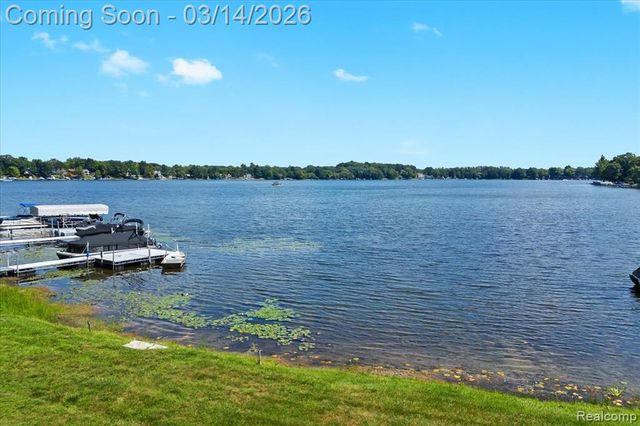 978 Ridge Court, Chelsea, MI 48118