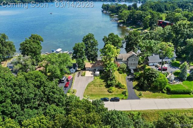 978 Ridge Court, Chelsea, MI 48118