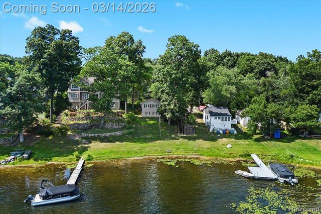 978 Ridge Court, Chelsea, MI 48118