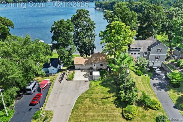 978 Ridge Court, Chelsea, MI 48118