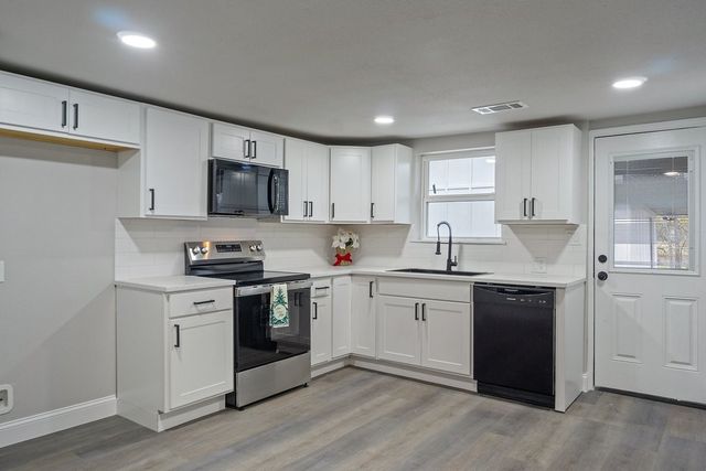 302 Suzanne Street, Palmer, TX 75152