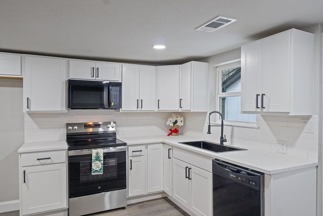 302 Suzanne Street, Palmer, TX 75152