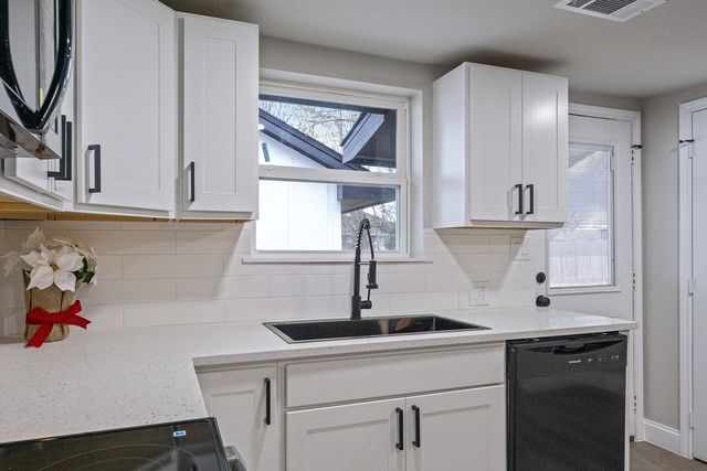 302 Suzanne Street, Palmer, TX 75152