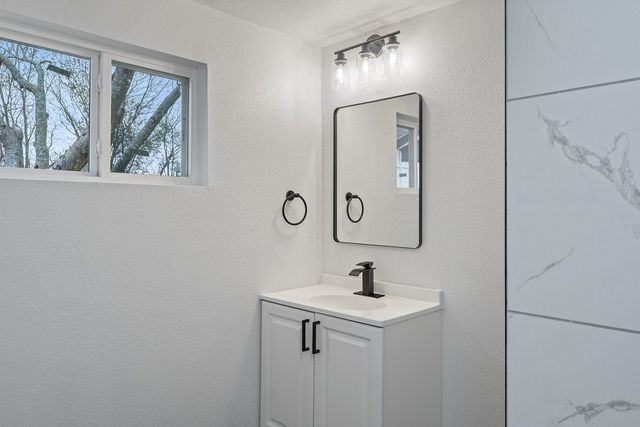 302 Suzanne Street, Palmer, TX 75152