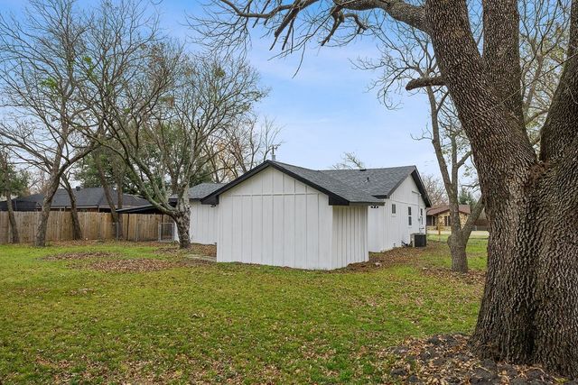 302 Suzanne Street, Palmer, TX 75152