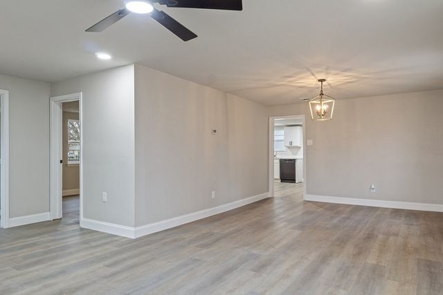 302 Suzanne Street, Palmer, TX 75152