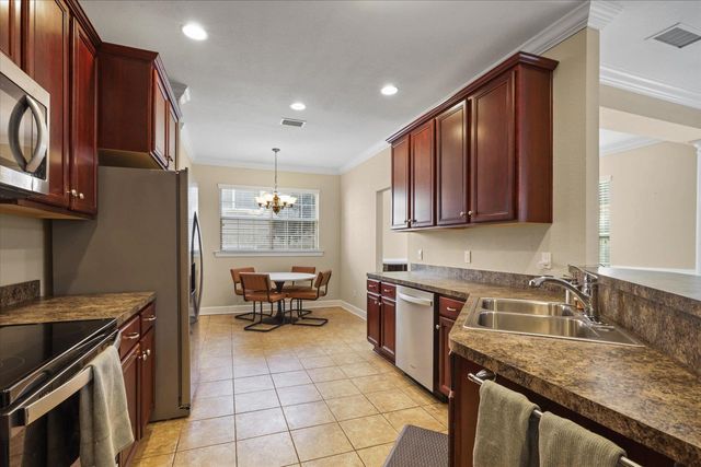 525 Forest Green Dr, Tallahassee, FL 32308