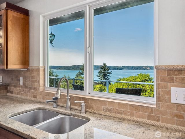 8424 East Side Drive NE, Tacoma, WA 98422