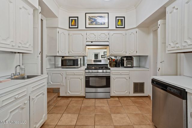 1431 Roxbury Place, Jackson, MS 39211