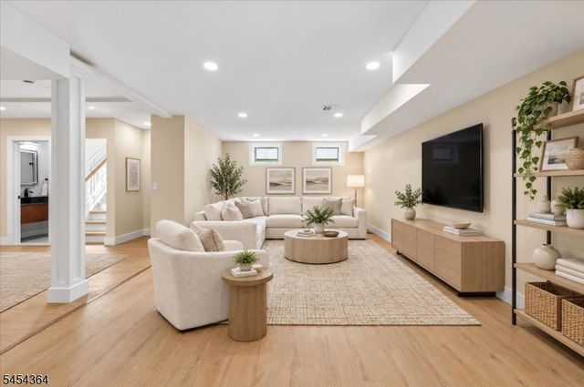 242 Saint Paul St, Westfield Town, NJ 07090
