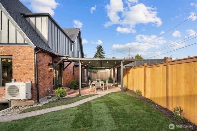 12216 Palatine Avenue N, Seattle, WA 98133