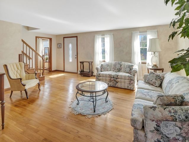 15 Riverside Dr, Mansfield, MA 02048