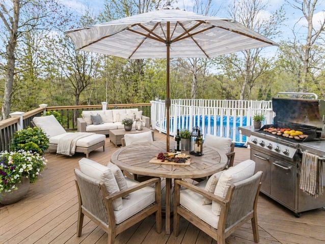 15 Riverside Dr, Mansfield, MA 02048