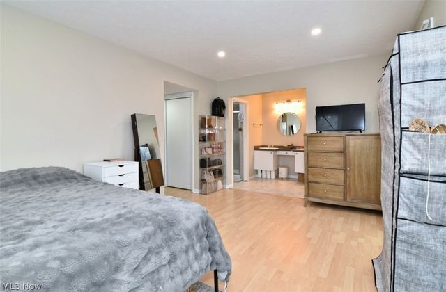 2108 Glouchester Drive, Lyndhurst, OH 44124