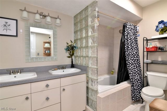 2108 Glouchester Drive, Lyndhurst, OH 44124