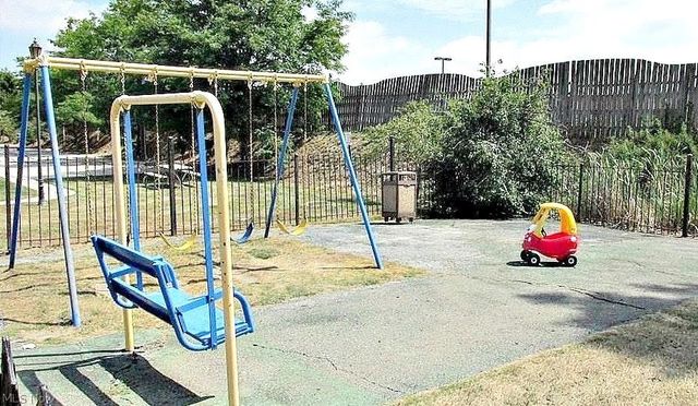 2108 Glouchester Drive, Lyndhurst, OH 44124