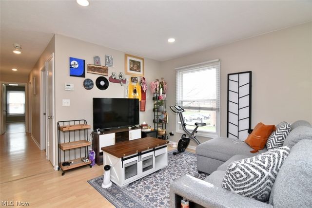 2108 Glouchester Drive, Lyndhurst, OH 44124