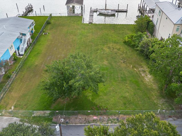 205 Blue Point Road, Clear Lake Shores, TX 77565