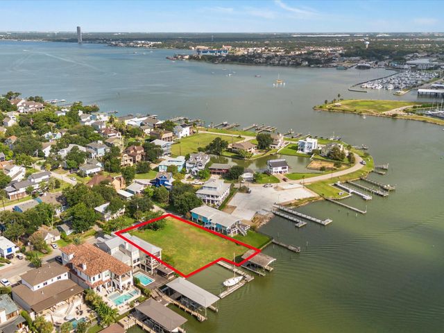 205 Blue Point Road, Clear Lake Shores, TX 77565