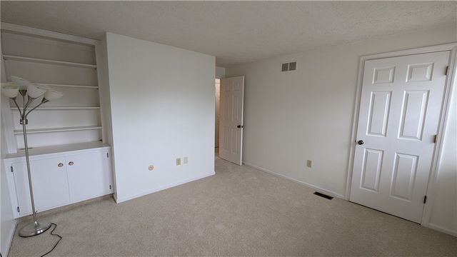 2633 S Kings Arms Circle, Centerville, OH 45440