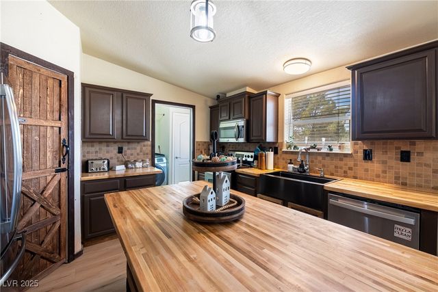 2600 West Gamebird Road, Pahrump, NV 89048