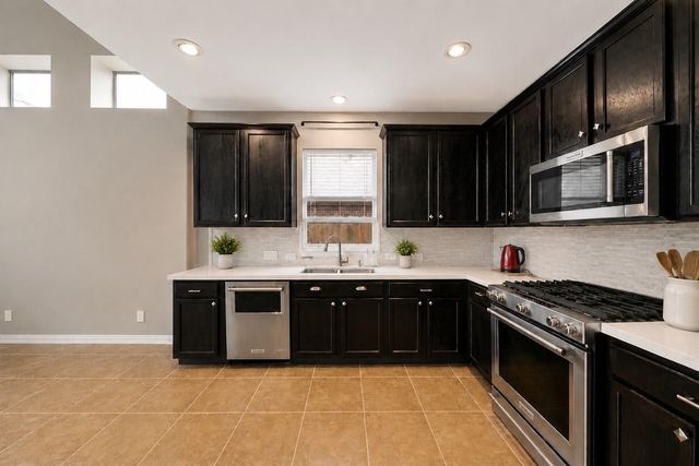9438 Emerald Lakes Drive, Rosharon, TX 77583
