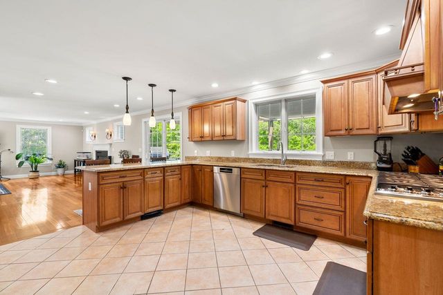24 Fireside Drive, Epping, NH 03042