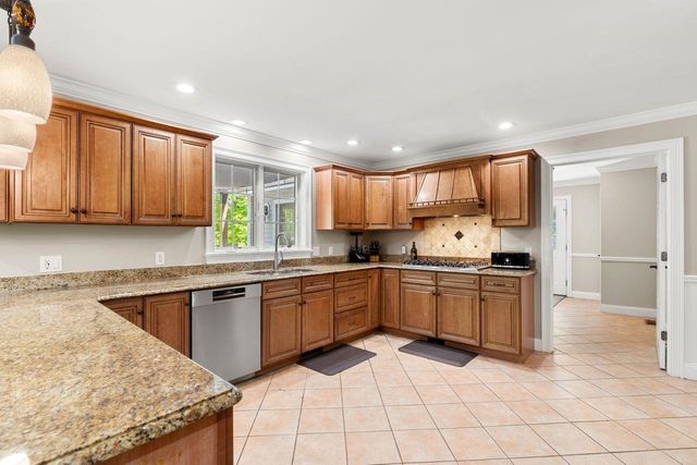 24 Fireside Drive, Epping, NH 03042