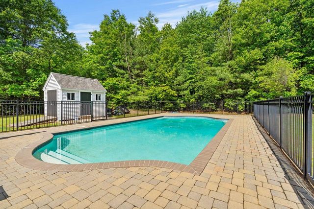 24 Fireside Drive, Epping, NH 03042