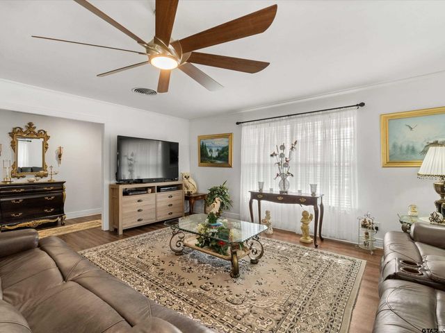 618 Walnut St., Gilmer, TX 75644