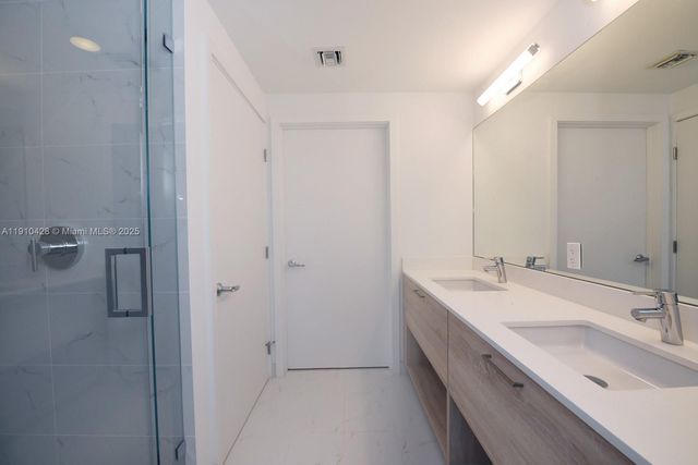 16385 Biscayne Blvd 1219, North Miami Beach, FL 33160