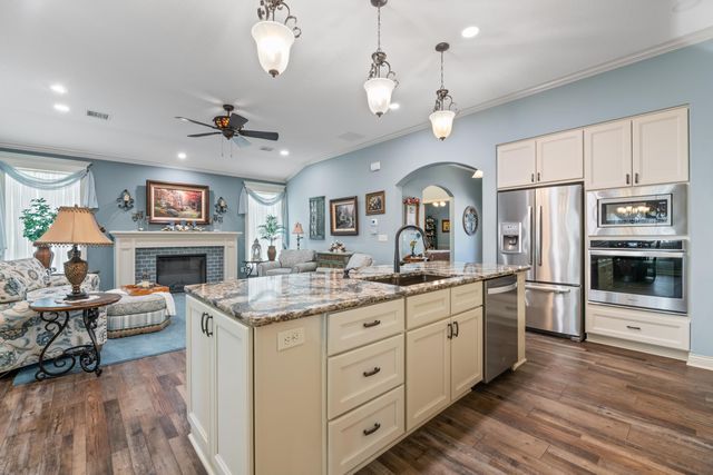 3632 N Lakeway Ct, Wichita, KS 67205