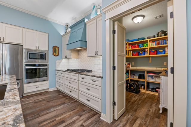 3632 N Lakeway Ct, Wichita, KS 67205