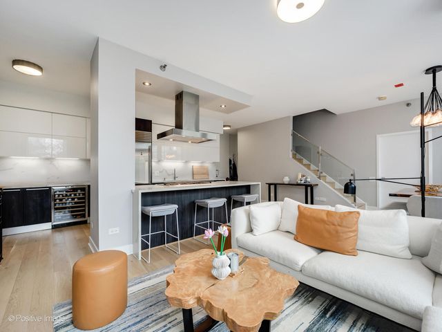 600 N KINGSBURY Street 309, Chicago, IL 60654