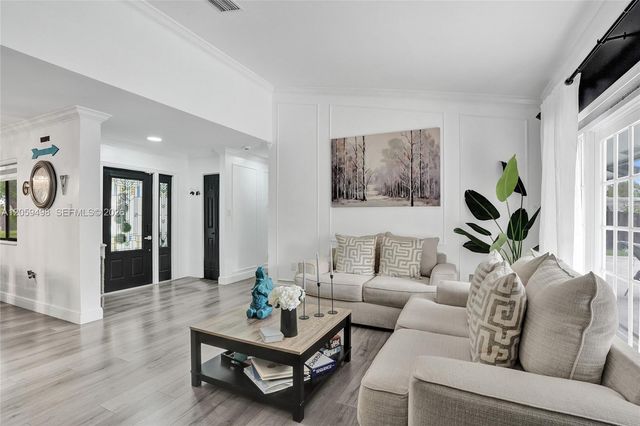 620 SW 100th Avenue, Pembroke Pines, FL 33025