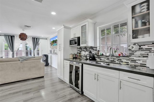620 SW 100th Avenue, Pembroke Pines, FL 33025