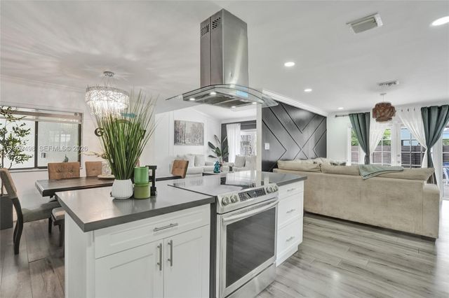 620 SW 100th Avenue, Pembroke Pines, FL 33025