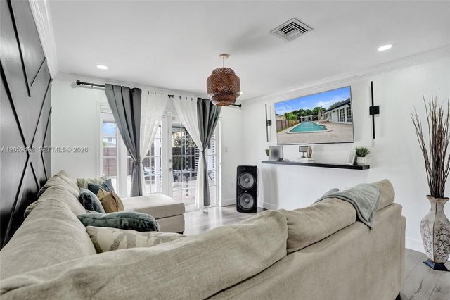 620 SW 100th Avenue, Pembroke Pines, FL 33025