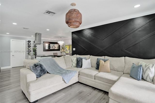 620 SW 100th Avenue, Pembroke Pines, FL 33025