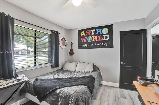 620 SW 100th Avenue, Pembroke Pines, FL 33025
