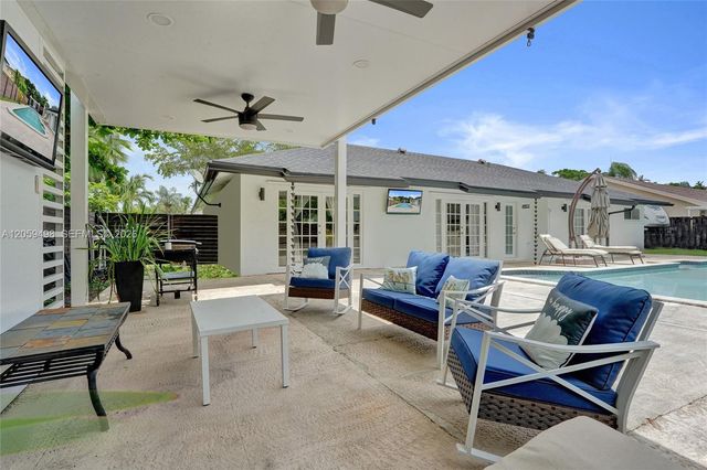 620 SW 100th Avenue, Pembroke Pines, FL 33025