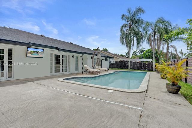 620 SW 100th Avenue, Pembroke Pines, FL 33025