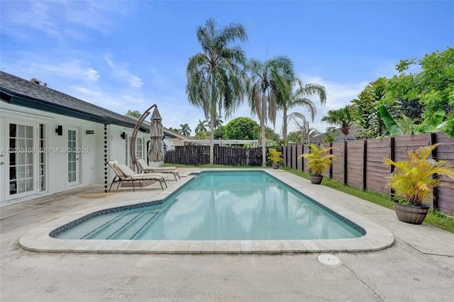620 SW 100th Avenue, Pembroke Pines, FL 33025