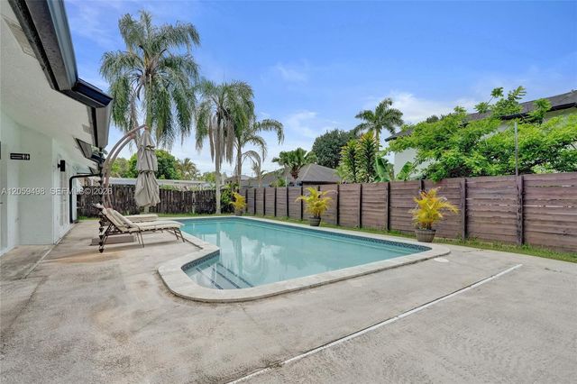 620 SW 100th Avenue, Pembroke Pines, FL 33025