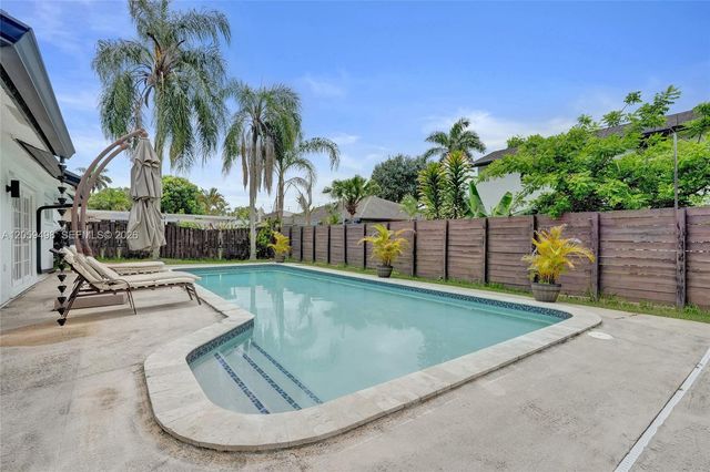 620 SW 100th Avenue, Pembroke Pines, FL 33025
