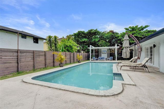 620 SW 100th Avenue, Pembroke Pines, FL 33025