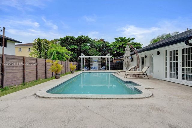 620 SW 100th Avenue, Pembroke Pines, FL 33025