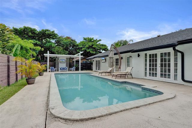 620 SW 100th Avenue, Pembroke Pines, FL 33025