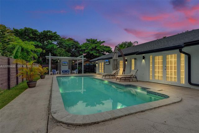 620 SW 100th Avenue, Pembroke Pines, FL 33025