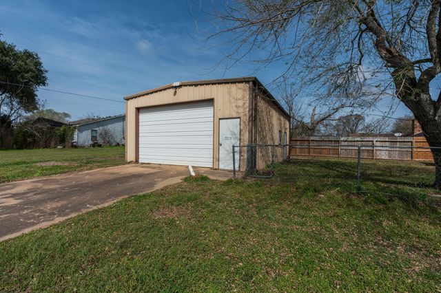 1310 Brazos Street, Hempstead, TX 77445